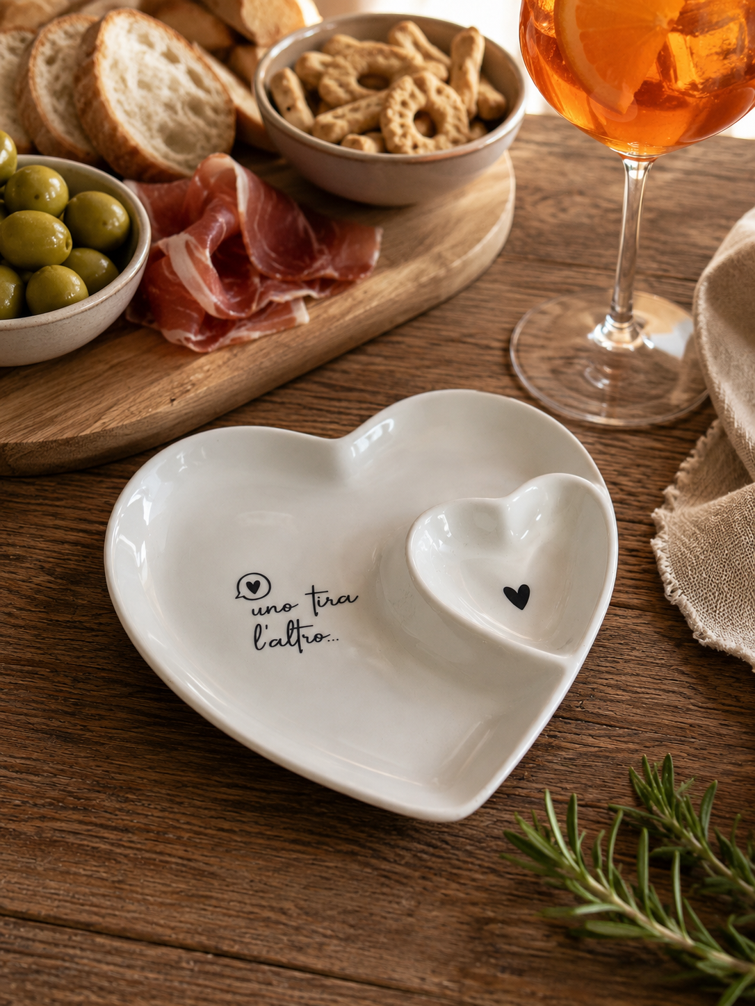 Vassoio Aperitivo in Ceramica a Forma di Cuore "uno tira l'altro"