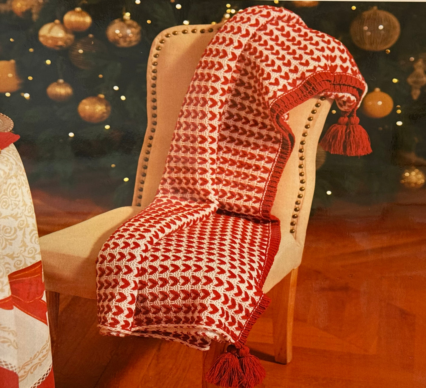 Coperta in Maglia 1500gr Lavorata ad Intreccio con Cuoricini Rossi, Passamaneria a Frange e Nappe agli Angoli 160x210cm