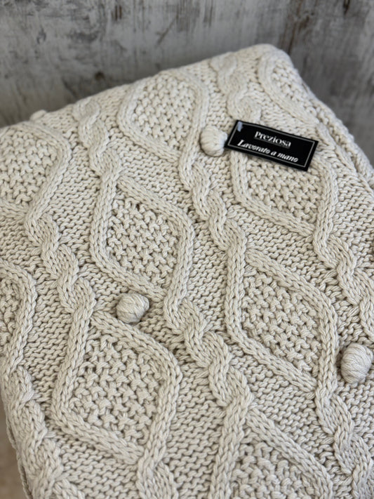 Coperta in maglia 1100gr con Lavorazione a Treccia e Pon-Pon Applicati