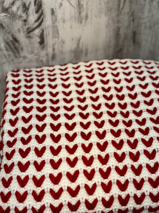 Coperta in Maglia 1500gr Lavorata ad Intreccio con Cuoricini Rossi, Passamaneria a Frange e Nappe agli Angoli 160x210cm